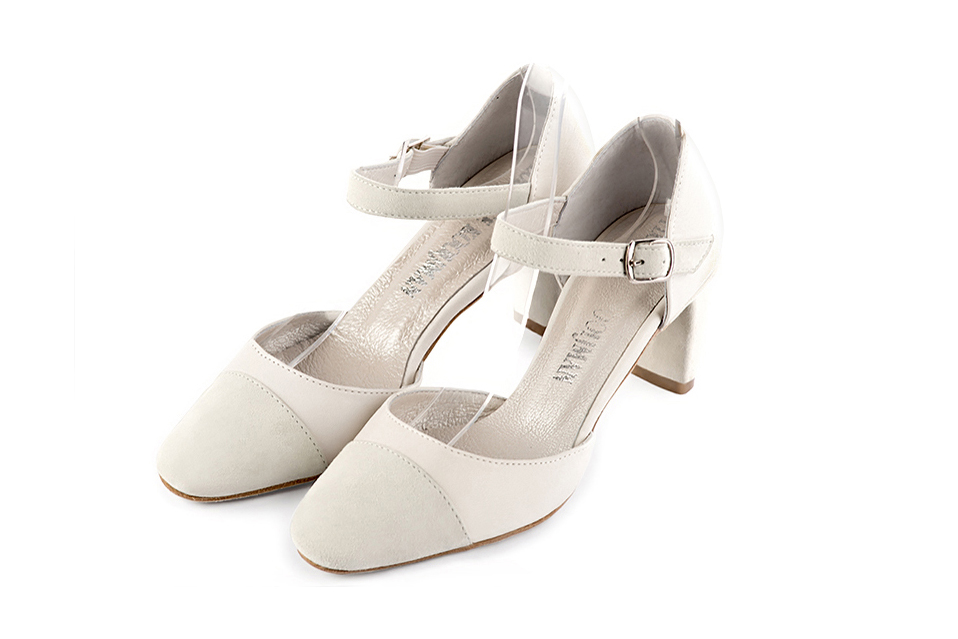 Off white open side elegant shoes, with an instep strap. Round toe. Medium comma heels.